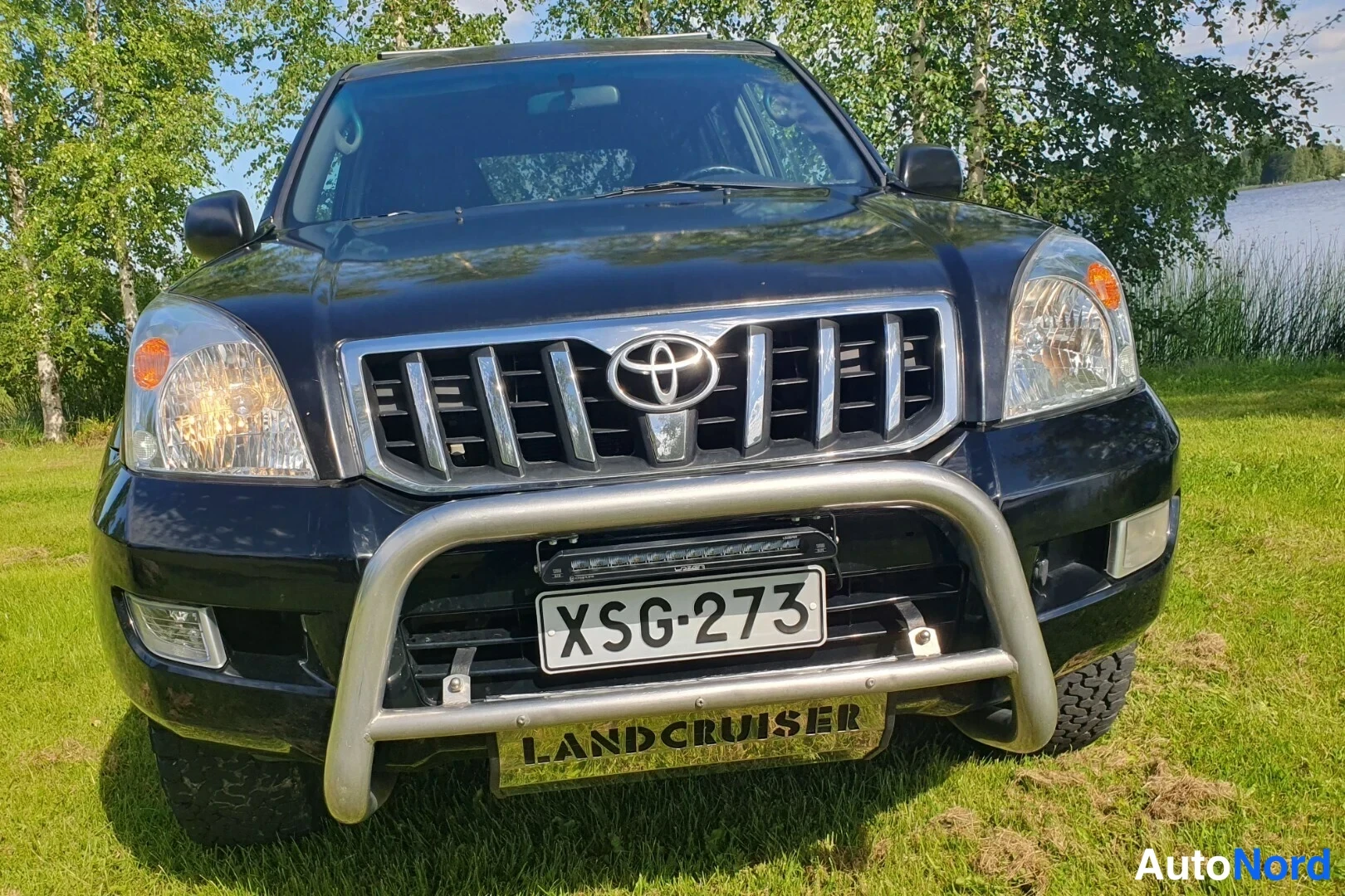 Musta Toyota Land Cruiser 2005, edestä, kuva 6