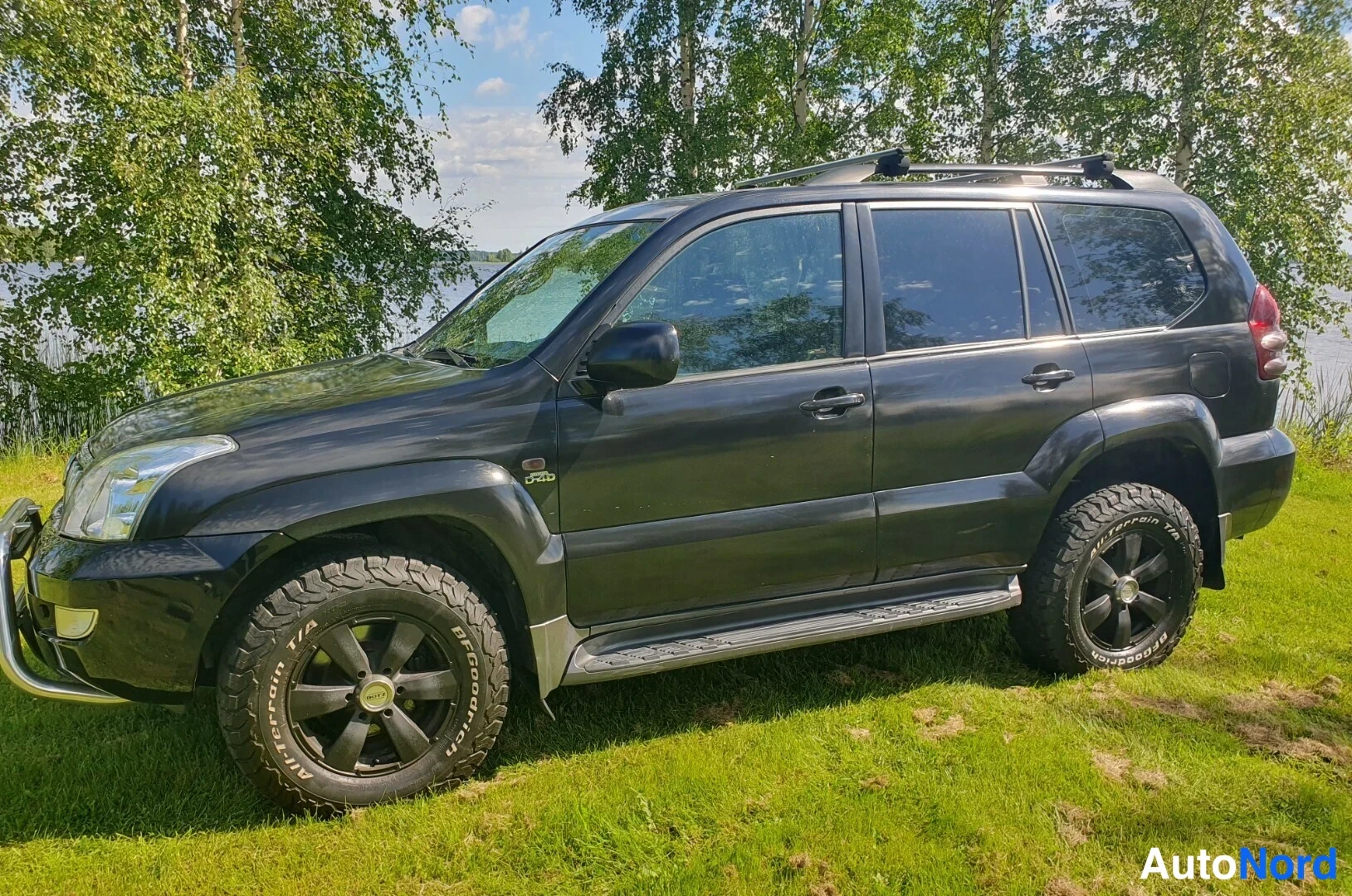 Musta Toyota Land Cruiser 2005, etuviisto, keula vasemmalle, kuva 2
