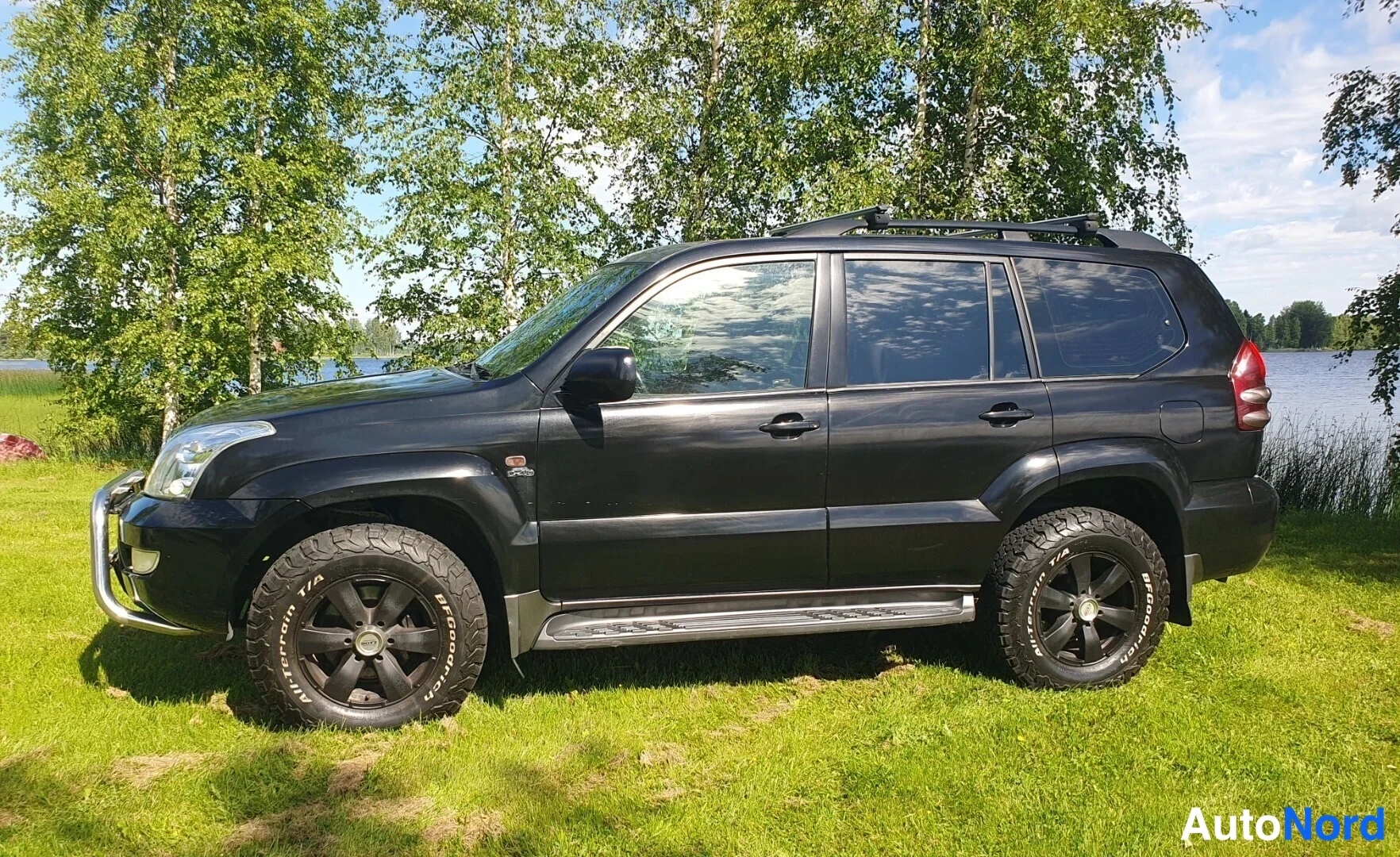 Musta Toyota Land Cruiser 2005, etuviisto, keula vasemmalle, kuva 3