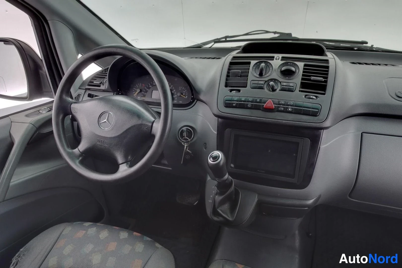 Musta Mercedes-Benz Vito 115 CDI 2006, ohjaamo, kuva 11
