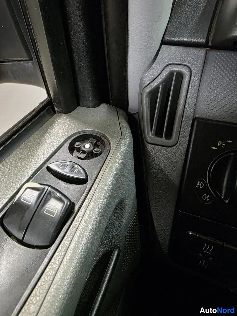 Musta Mercedes-Benz Vito 115 CDI 2006, yksityiskohta, kuva 24