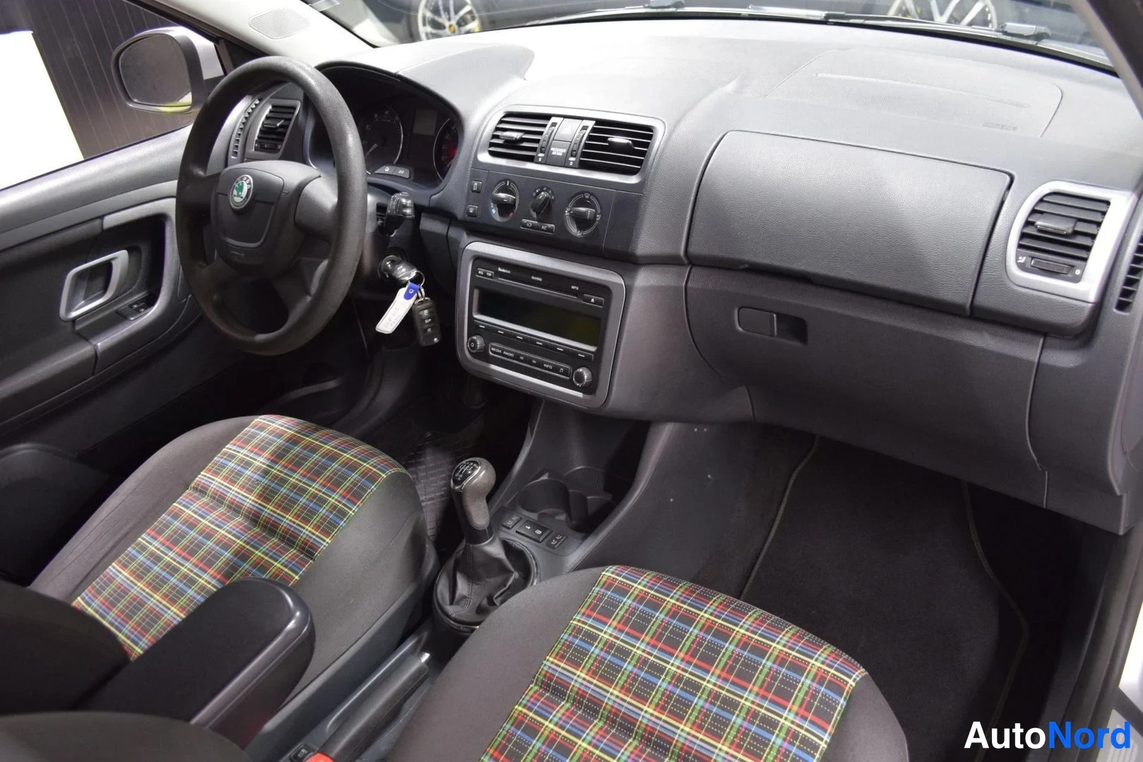 Hopea Skoda Fabia 2012, ohjaamo, kuva 8