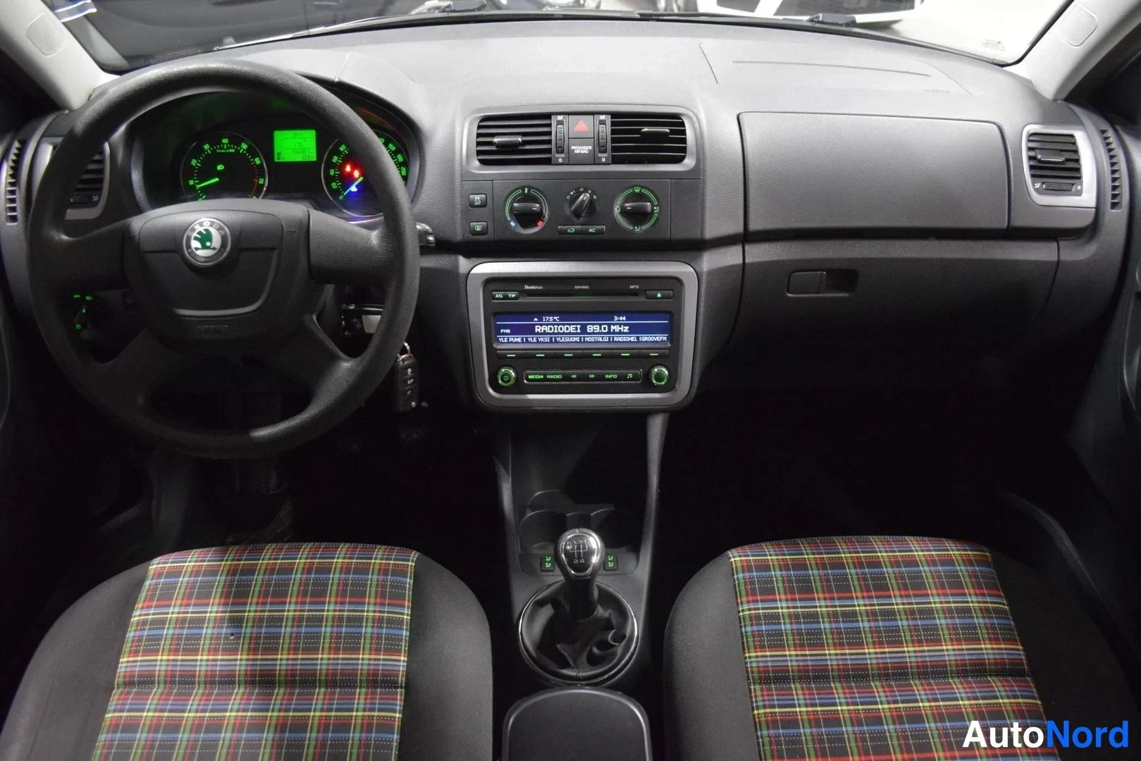 Hopea Skoda Fabia 2012, ohjaamo, kuva 9