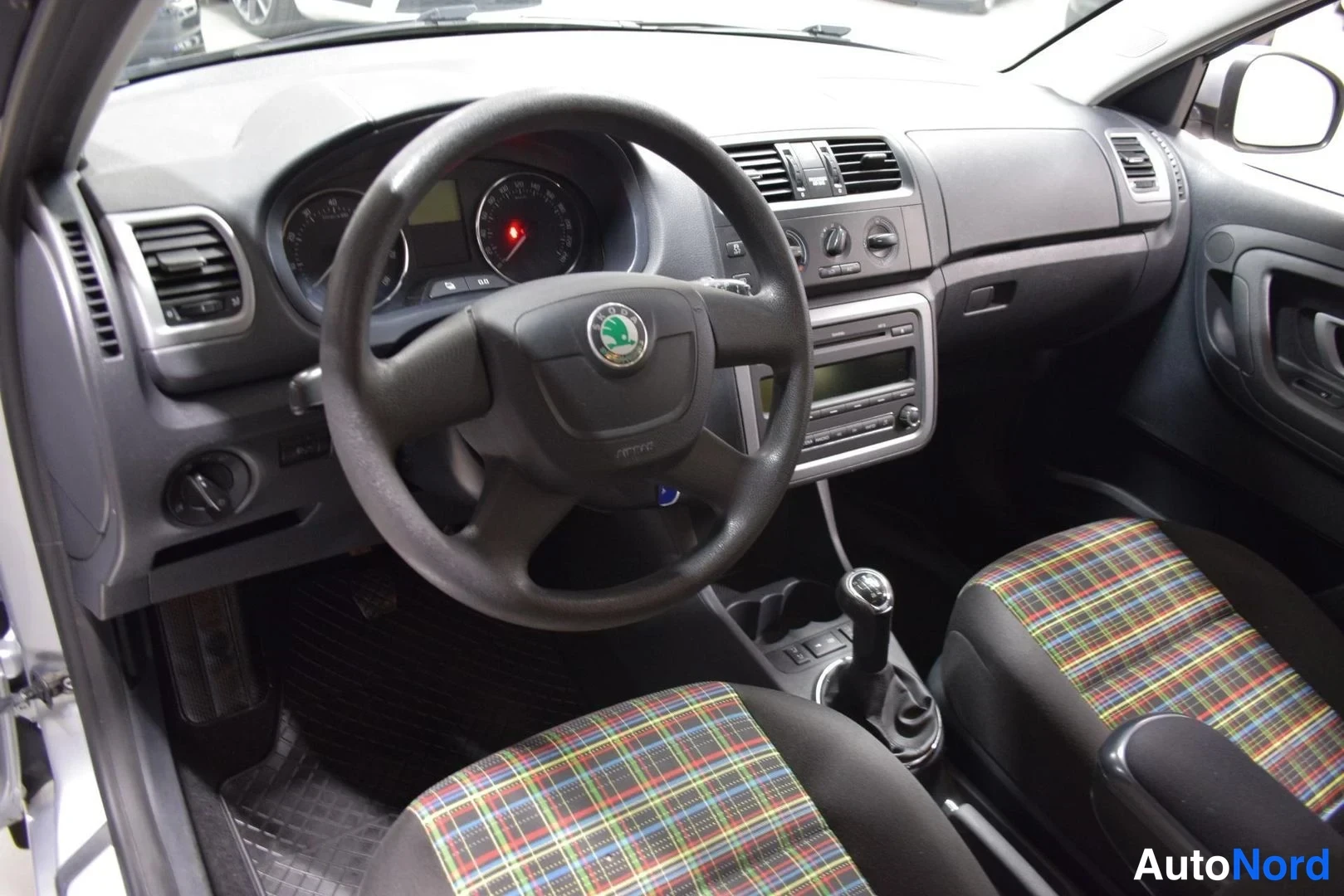 Hopea Skoda Fabia 2012, ohjaamo, kuva 7