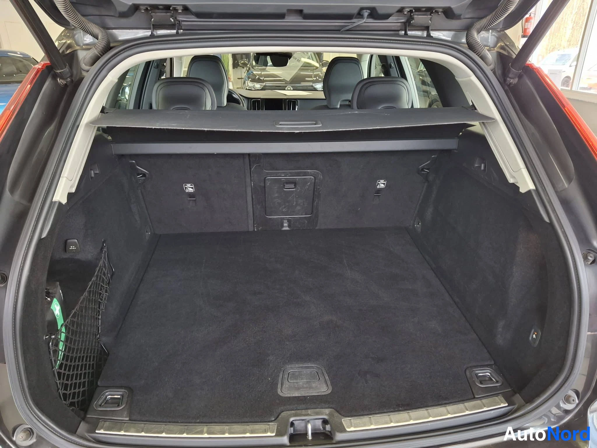 Harmaa Volvo XC60 2021, kuva 23