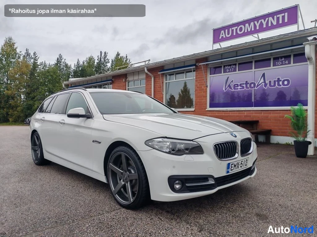 Valkoinen BMW 520d xDrive 2014, etuviisto, keula oikealle, kuva 2