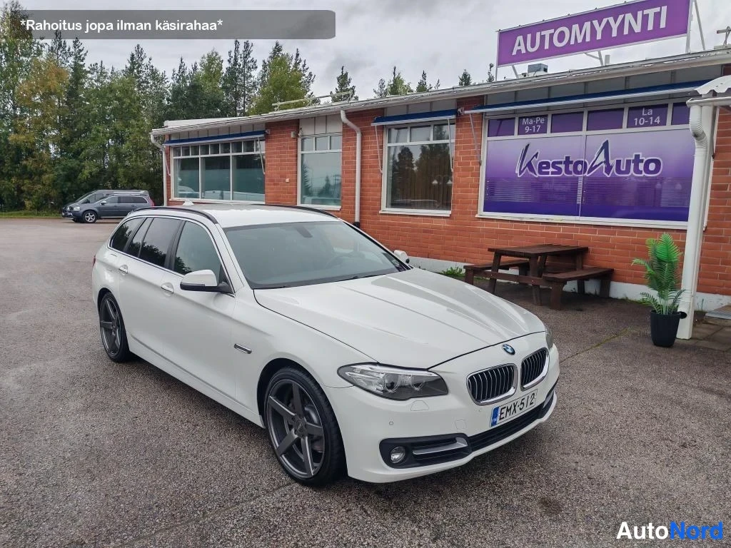Valkoinen BMW 520d xDrive 2014, etuviisto, keula oikealle, kuva 3