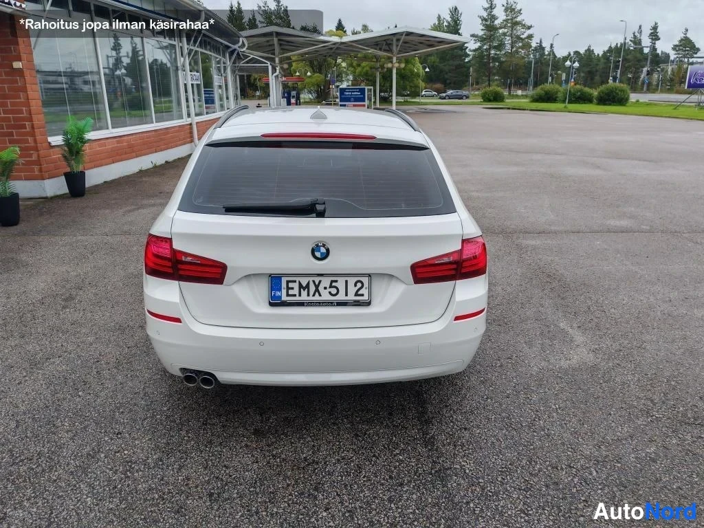 Valkoinen BMW 520d xDrive 2014, takaa, kuva 11