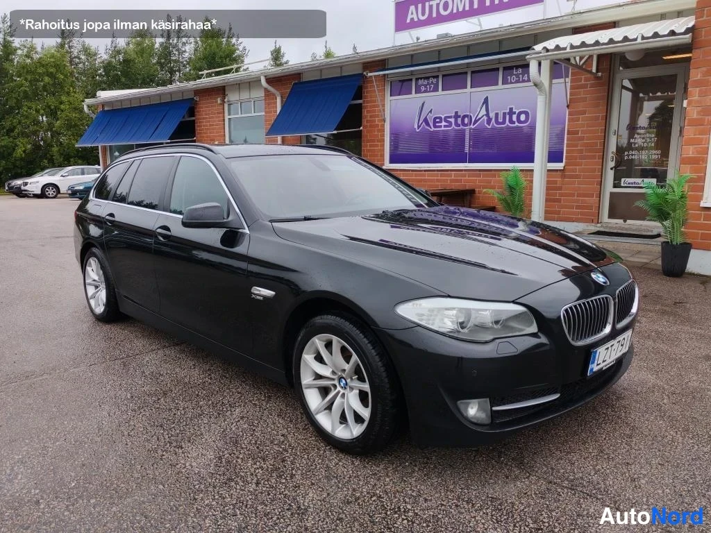 Musta BMW 525d xDrive 2012, etuviisto, keula oikealle, kuva 6