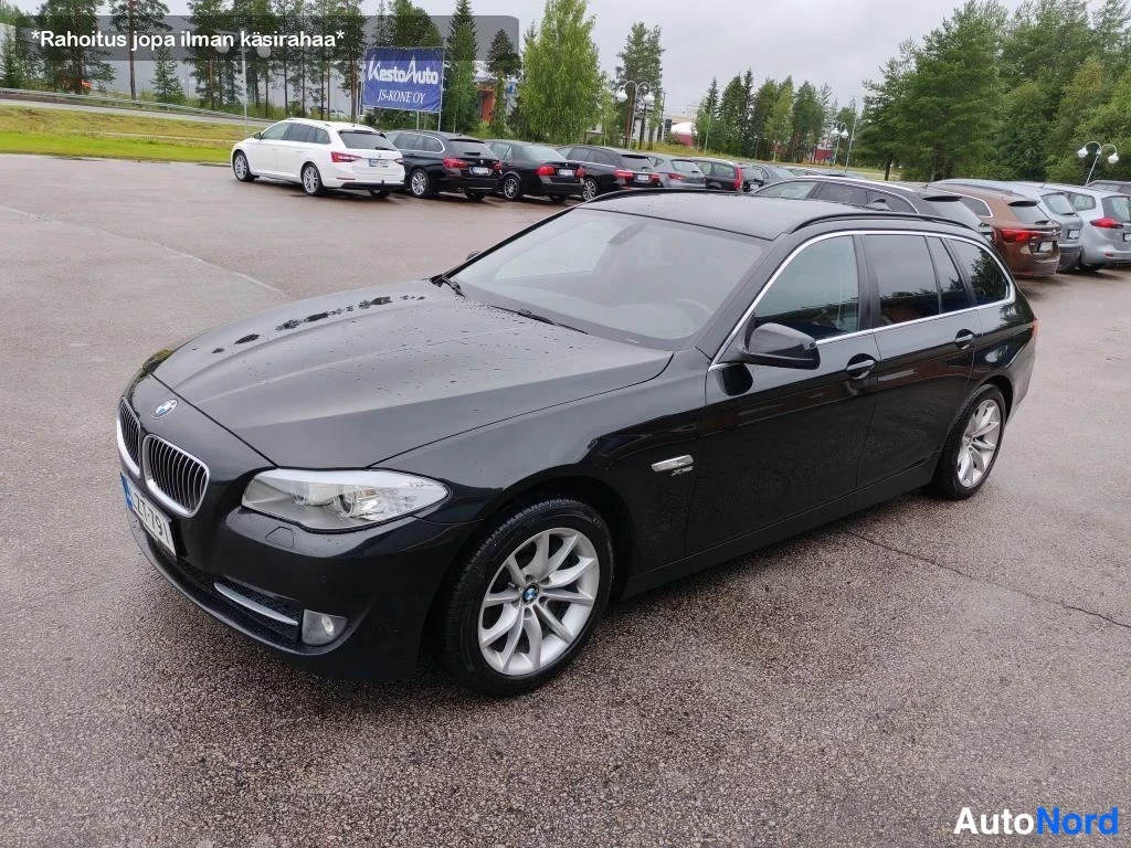 Musta BMW 525d xDrive 2012, etuviisto, keula vasemmalle, kuva 2