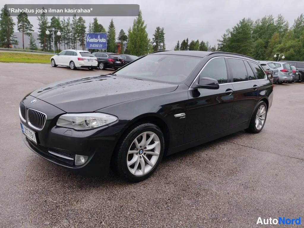 Musta BMW 525d xDrive 2012, etuviisto, keula vasemmalle, kuva 3