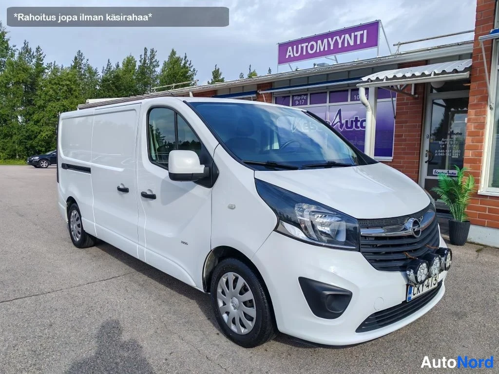 Valkoinen Opel Vivaro 2017, etuviisto, keula oikealle, kuva 5
