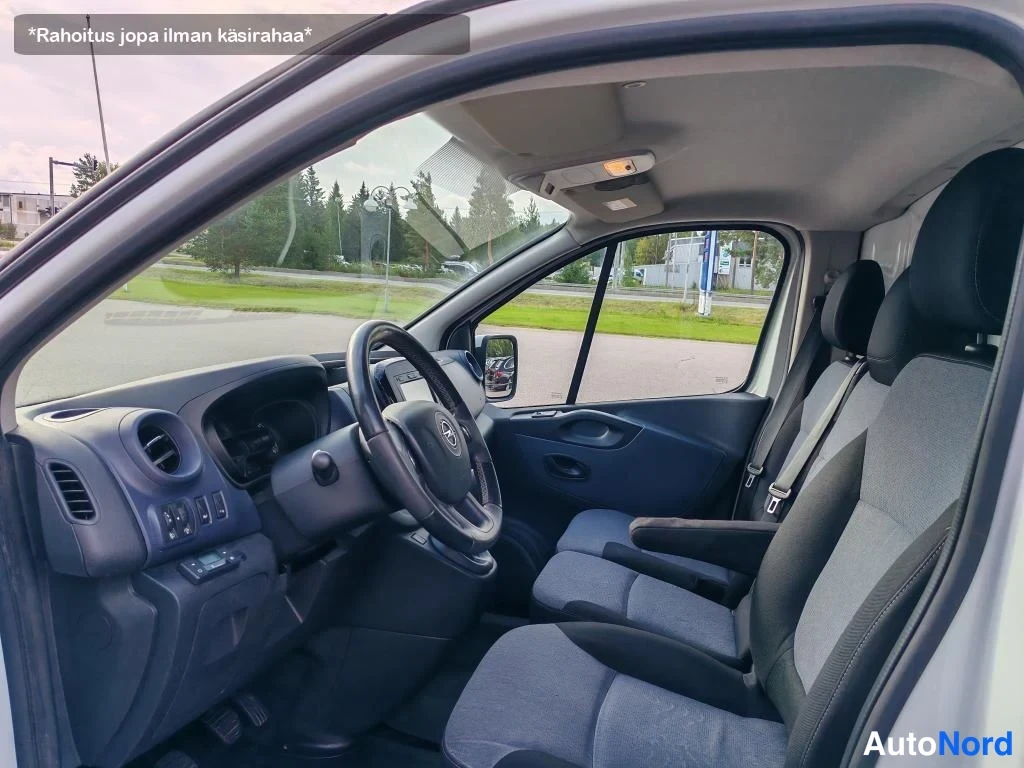 Valkoinen Opel Vivaro 2017, ohjaamo, kuva 16