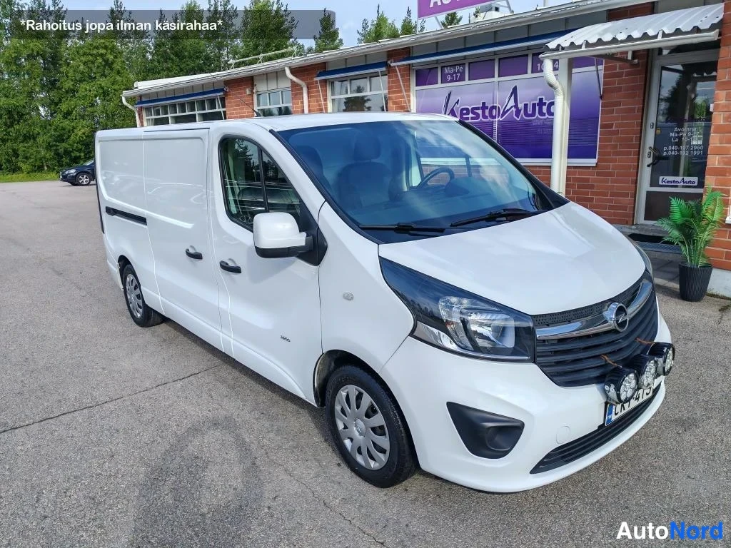 Valkoinen Opel Vivaro 2017, etuviisto, keula oikealle, kuva 7