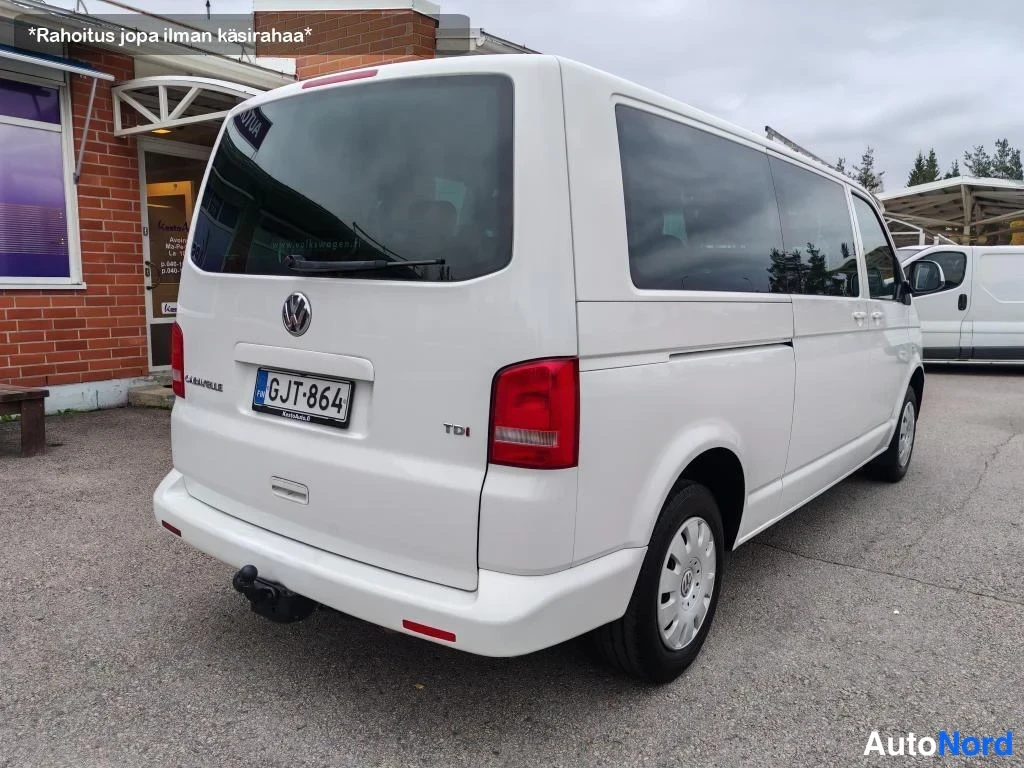 Valkoinen Volkswagen Caravelle 2011, takaviisto, kuva 9