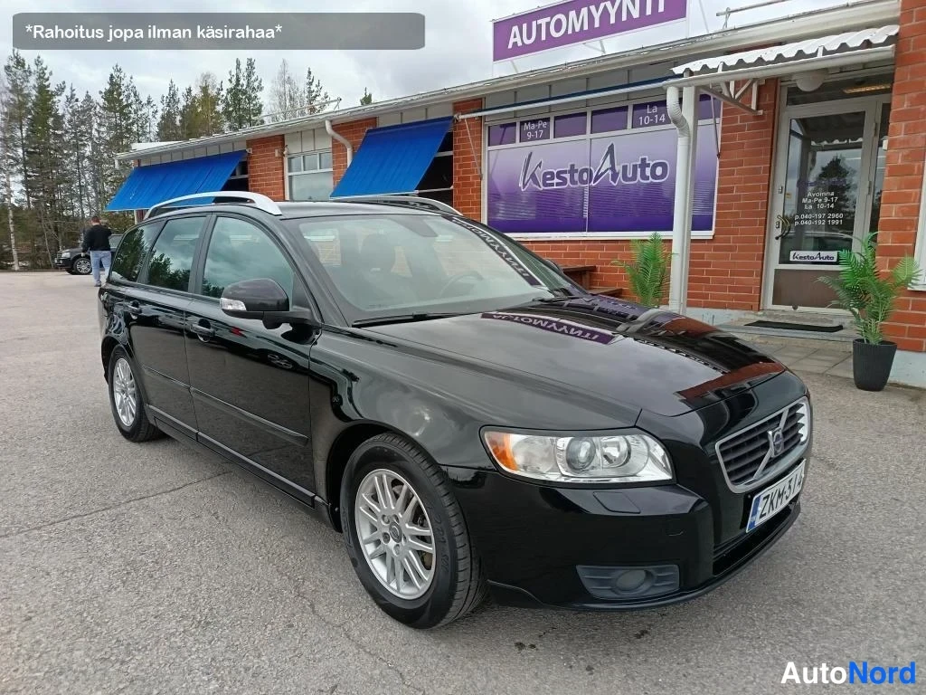 Musta Volvo V50 2009, etuviisto, keula oikealle, kuva 4