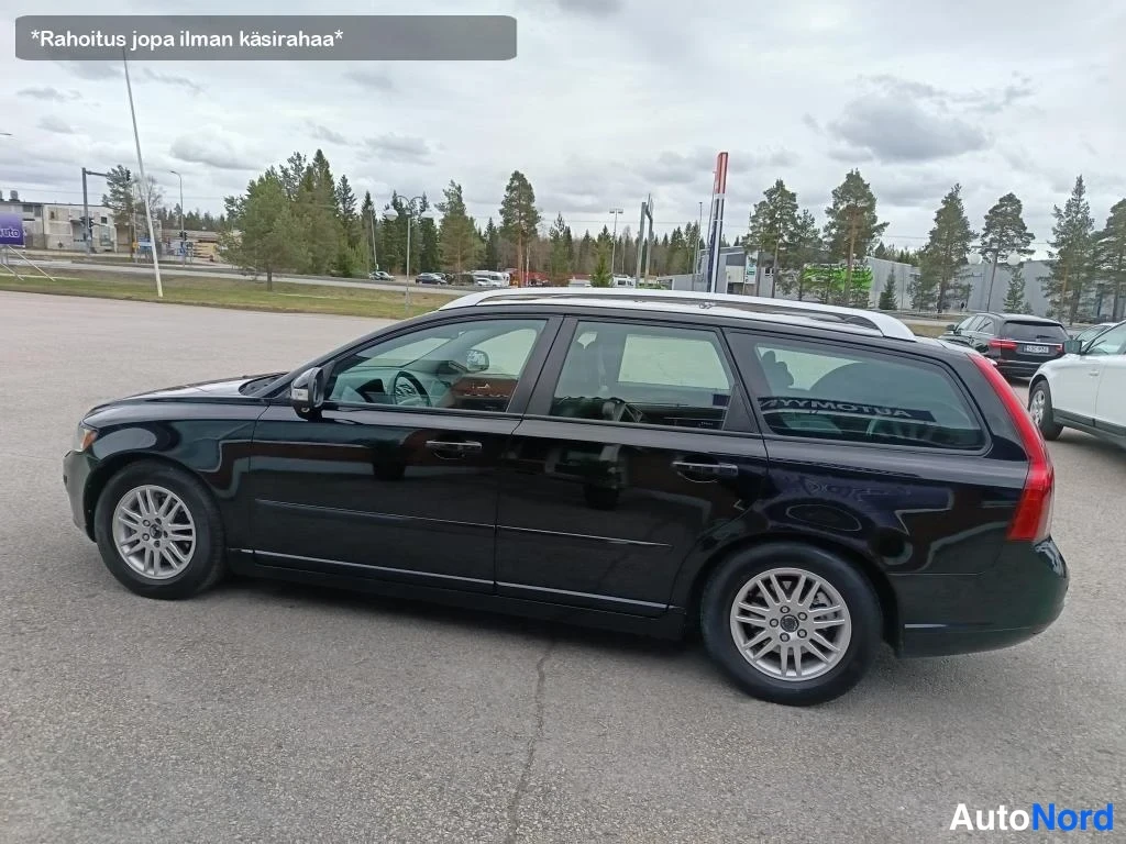Musta Volvo V50 2009, etuviisto, keula vasemmalle, kuva 3