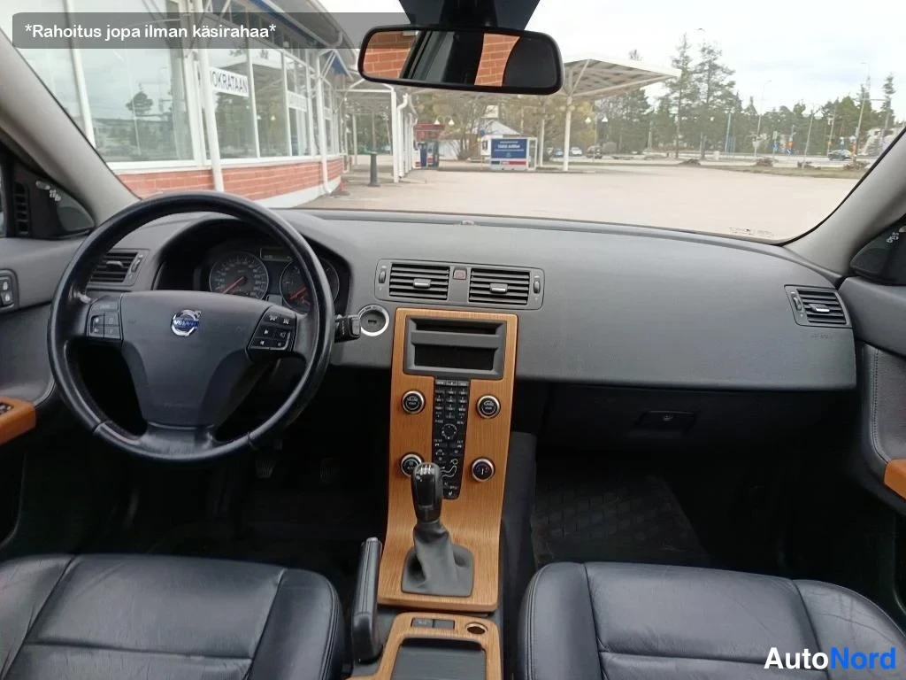 Musta Volvo V50 2009, ohjaamo, kuva 17