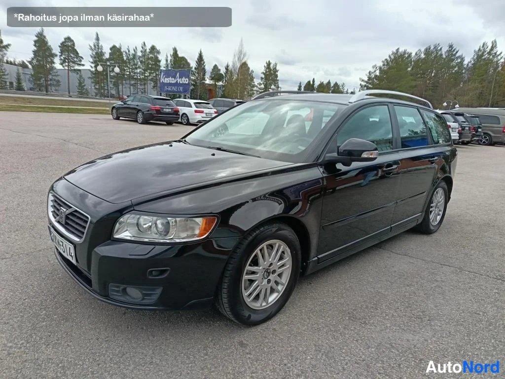 Musta Volvo V50 2009, etuviisto, keula vasemmalle, kuva 2