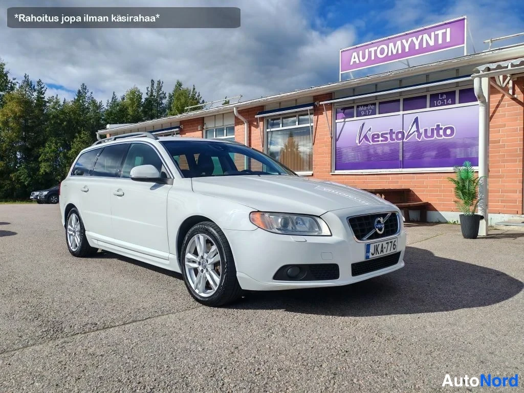 Valkoinen Volvo V70 2013, etuviisto, keula oikealle, kuva 3