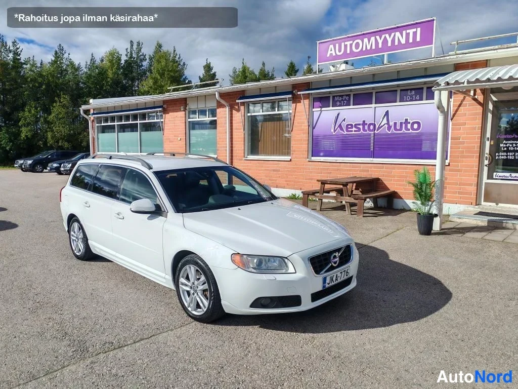 Valkoinen Volvo V70 2013, etuviisto, keula oikealle, kuva 4
