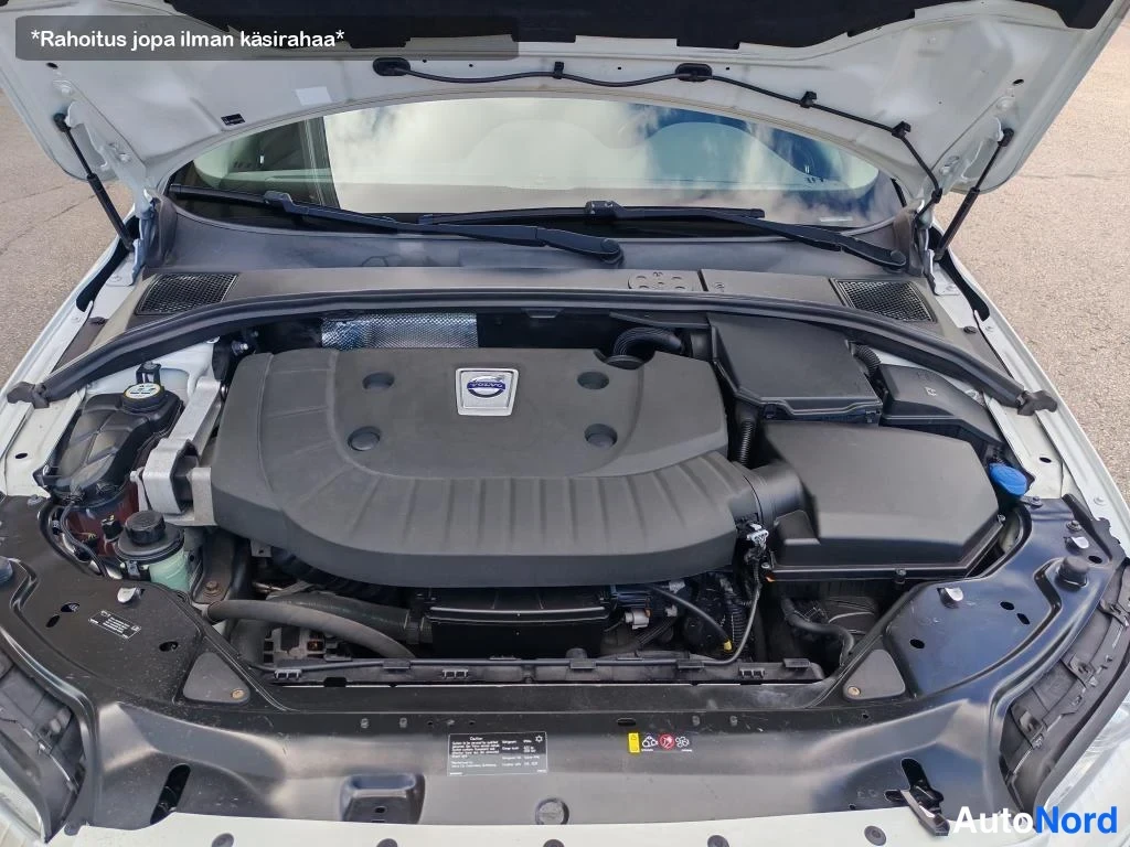 Valkoinen Volvo V70 2013, moottoritila, kuva 24