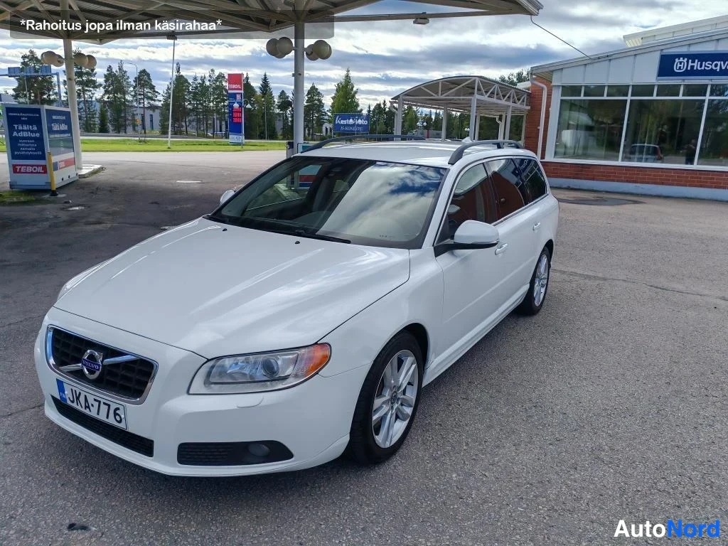 Valkoinen Volvo V70 2013, etuviisto, keula vasemmalle, kuva 2