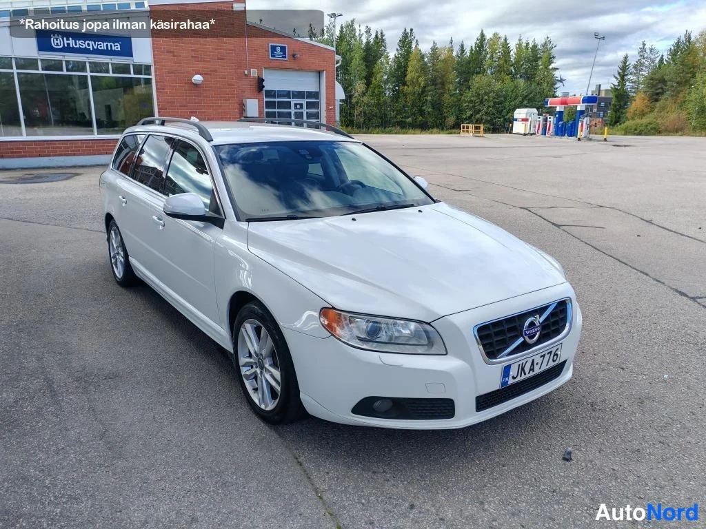 Valkoinen Volvo V70 2013, etuviisto, keula oikealle, kuva 6