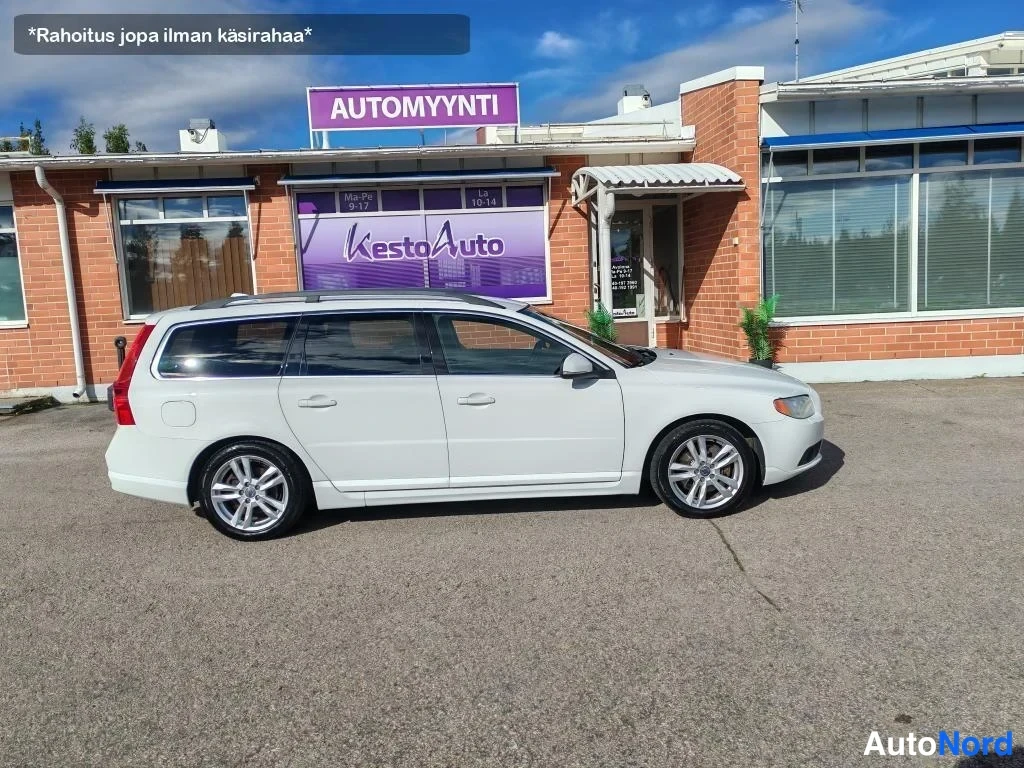 Valkoinen Volvo V70 2013, etuviisto, keula oikealle, kuva 5