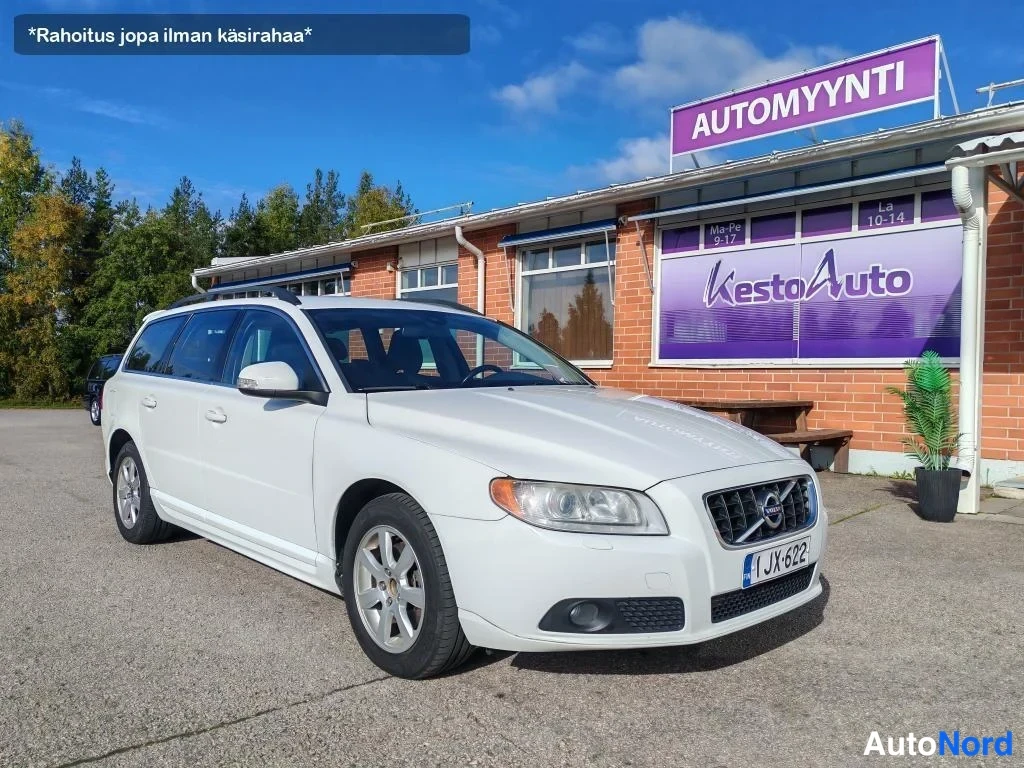 Valkoinen Volvo V70 2011, etuviisto, keula oikealle, kuva 3