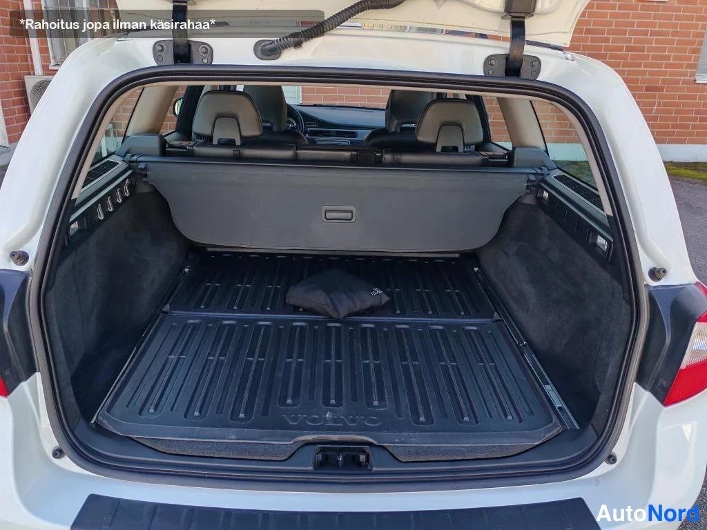 Valkoinen Volvo V70 2011, tavaratila, kuva 17