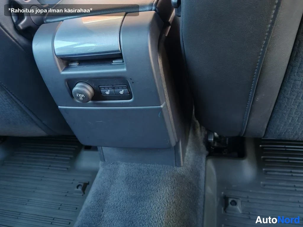 Valkoinen Volvo V70 2011, yksityiskohta, kuva 20
