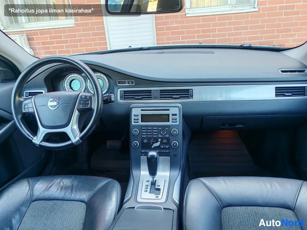 Valkoinen Volvo V70 2011, ohjaamo, kuva 12
