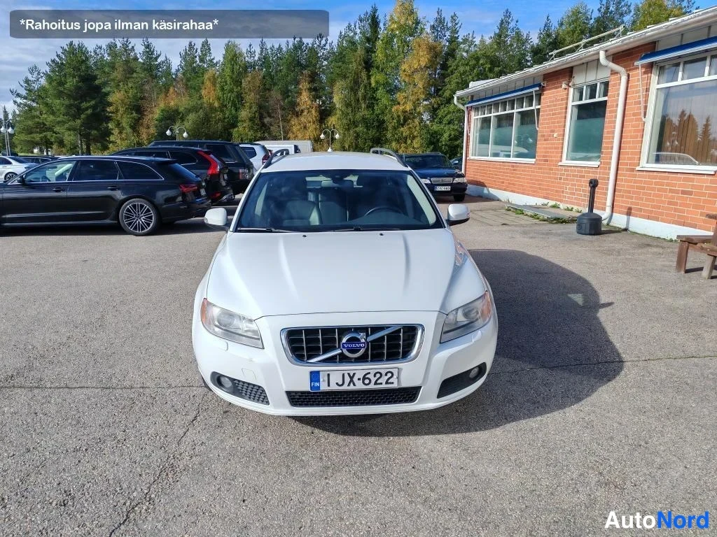 Valkoinen Volvo V70 2011, edestä, kuva 5