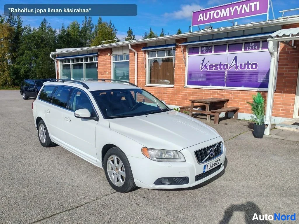 Valkoinen Volvo V70 2011, etuviisto, keula oikealle, kuva 4