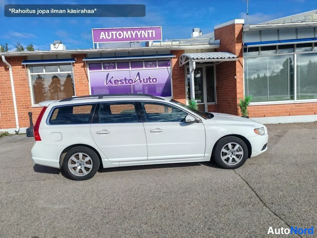 Valkoinen Volvo V70 2011, etuviisto, keula oikealle, kuva 2