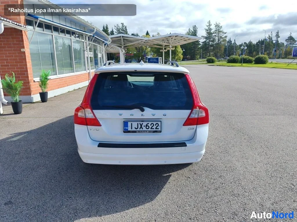 Valkoinen Volvo V70 2011, takaa, kuva 9