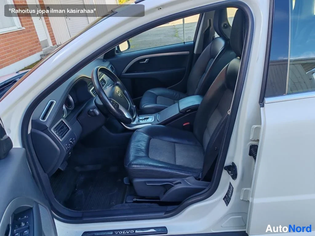 Valkoinen Volvo V70 2011, ohjaamo, kuva 10
