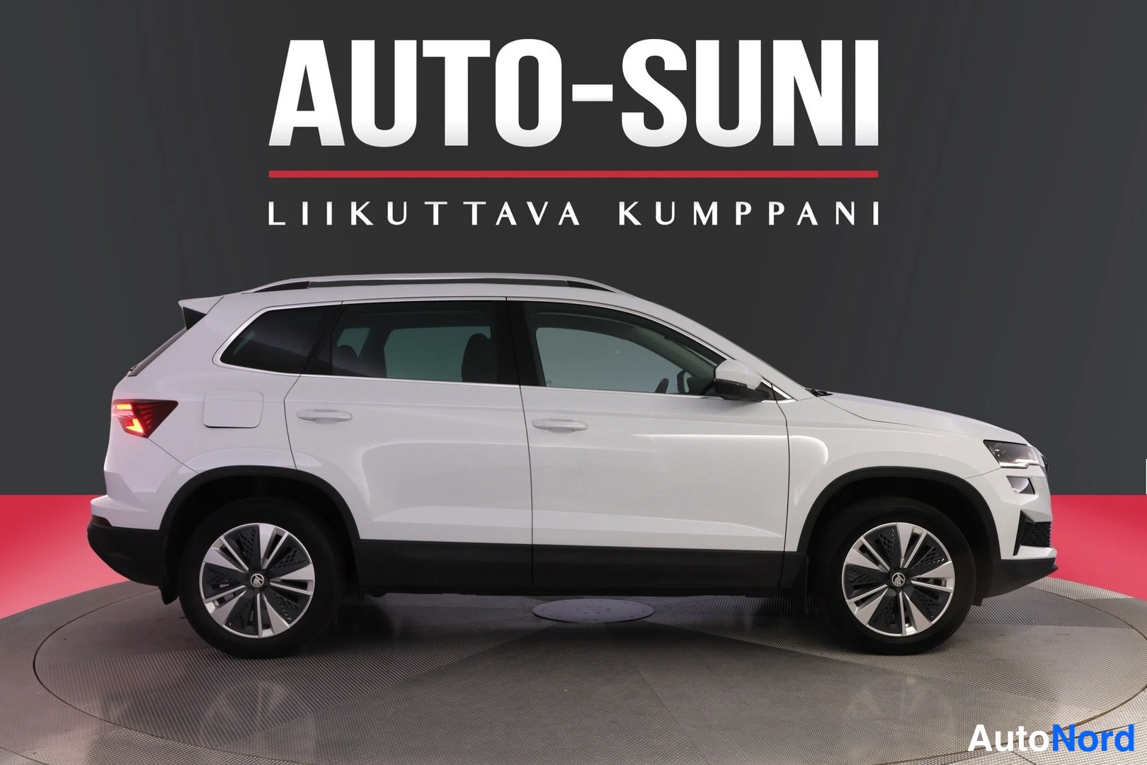 Valkoinen Skoda Karoq 2023, sivulta, kuva 4