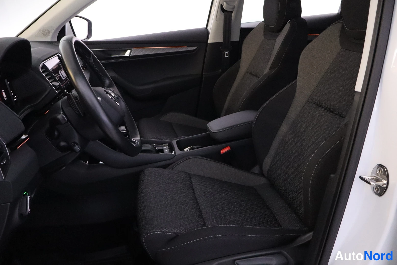 Valkoinen Skoda Karoq 2023, ohjaamo, kuva 9