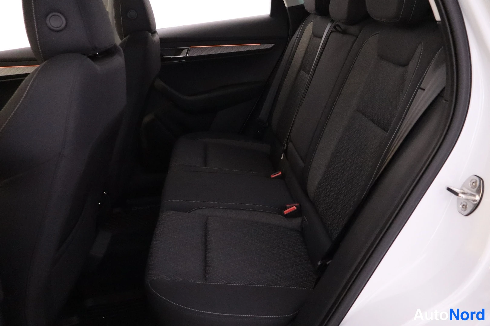 Valkoinen Skoda Karoq 2023, takaistuimet, kuva 12