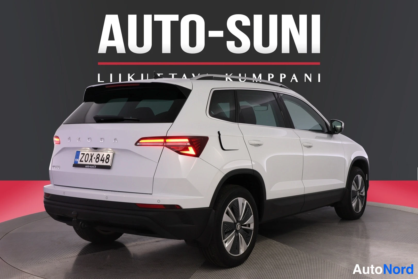 Valkoinen Skoda Karoq 2023, takaviisto, kuva 5