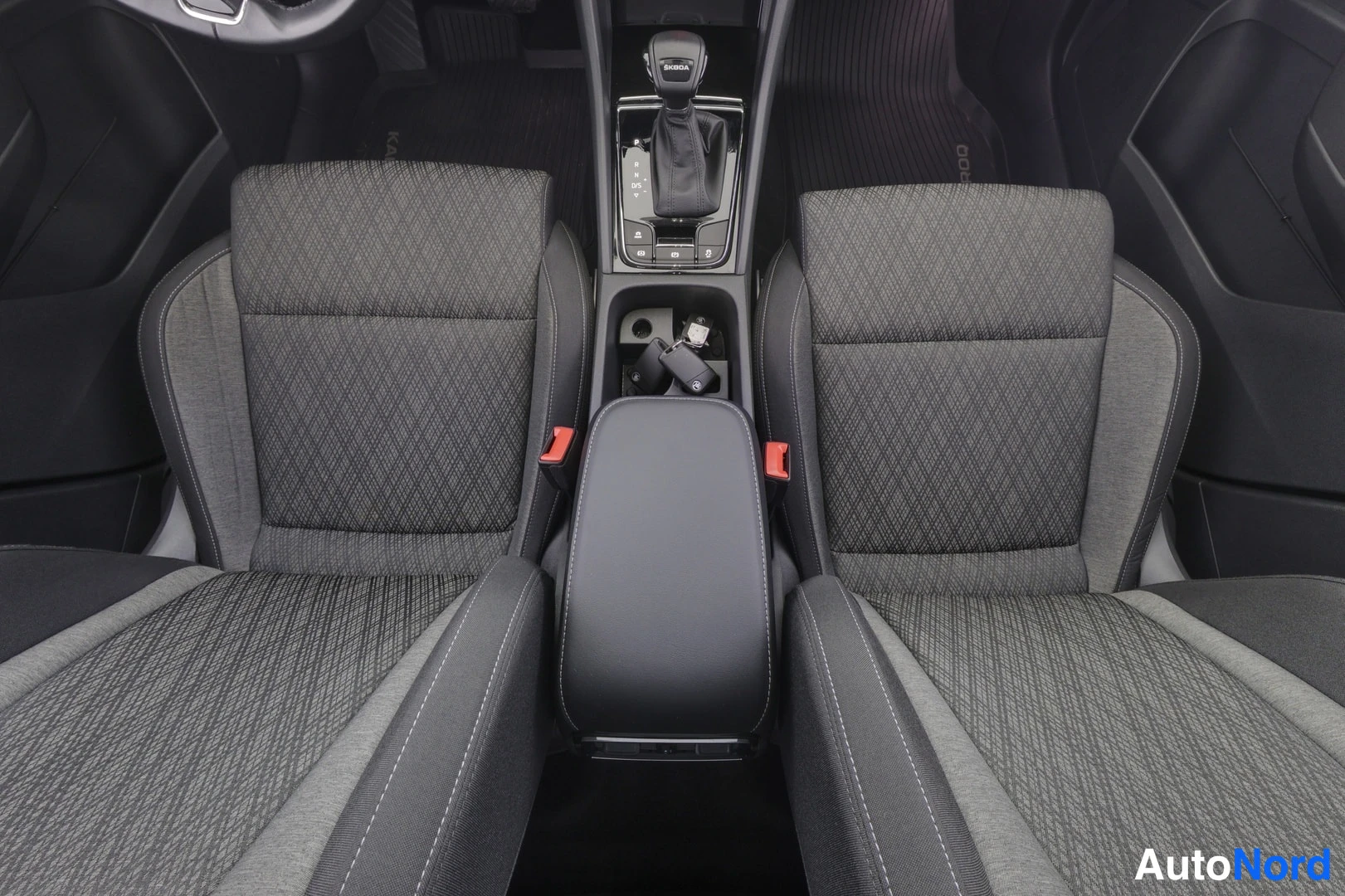 Valkoinen Skoda Karoq 2023, etuistuimet, kuva 10
