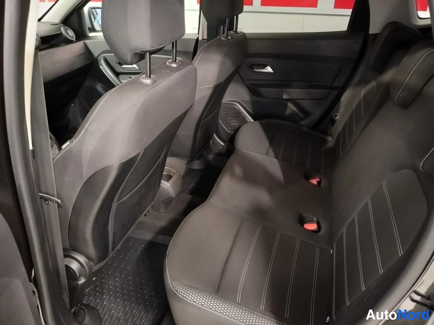 Musta Dacia Duster 2018, takaistuimet, kuva 11