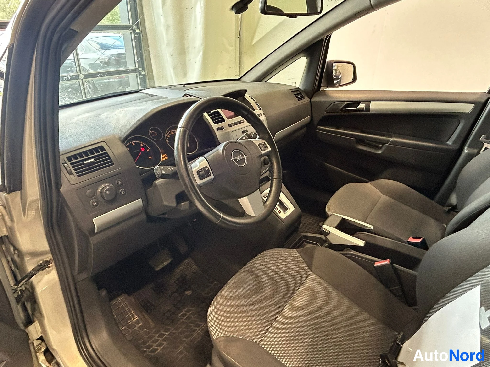 Hopea Opel Zafira 2010, ohjaamo, kuva 8