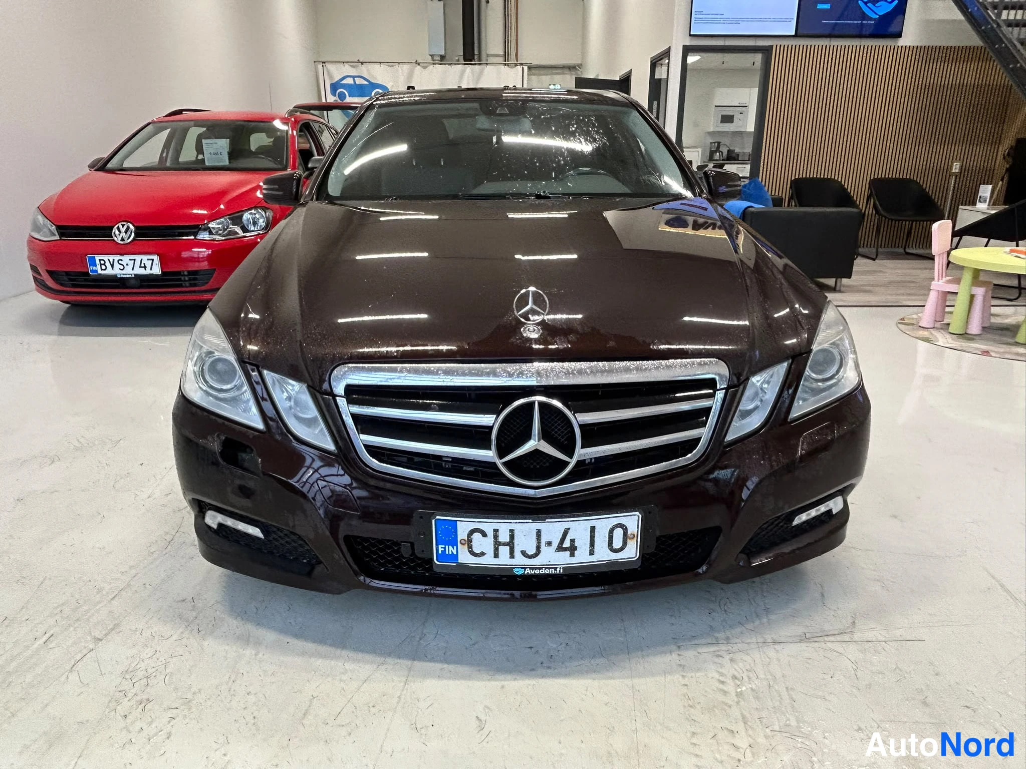 Punainen Mercedes-Benz E 250 2010, edestä, kuva 3