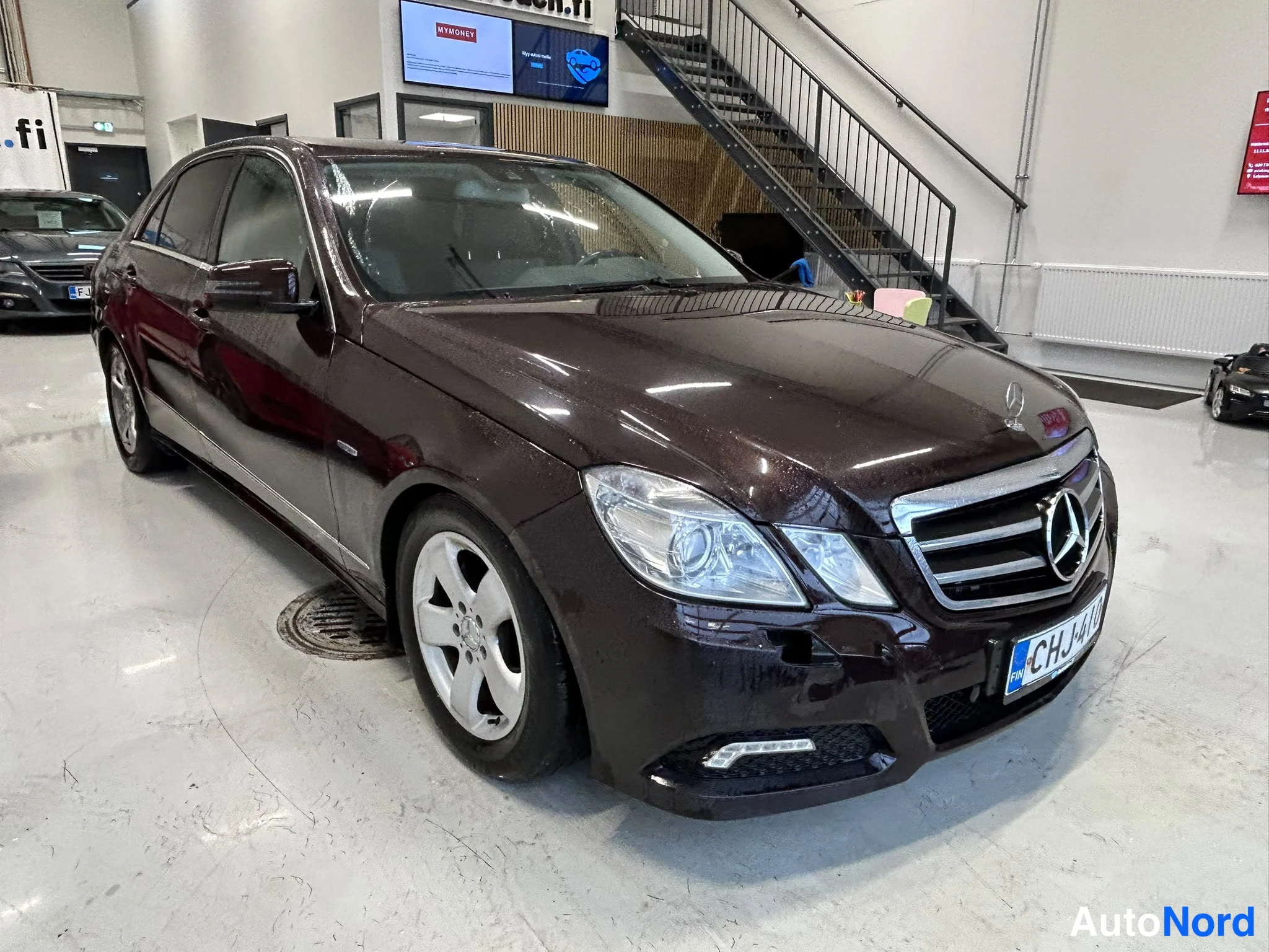 Punainen Mercedes-Benz E 250 2010, etuviisto, keula oikealle, kuva 2
