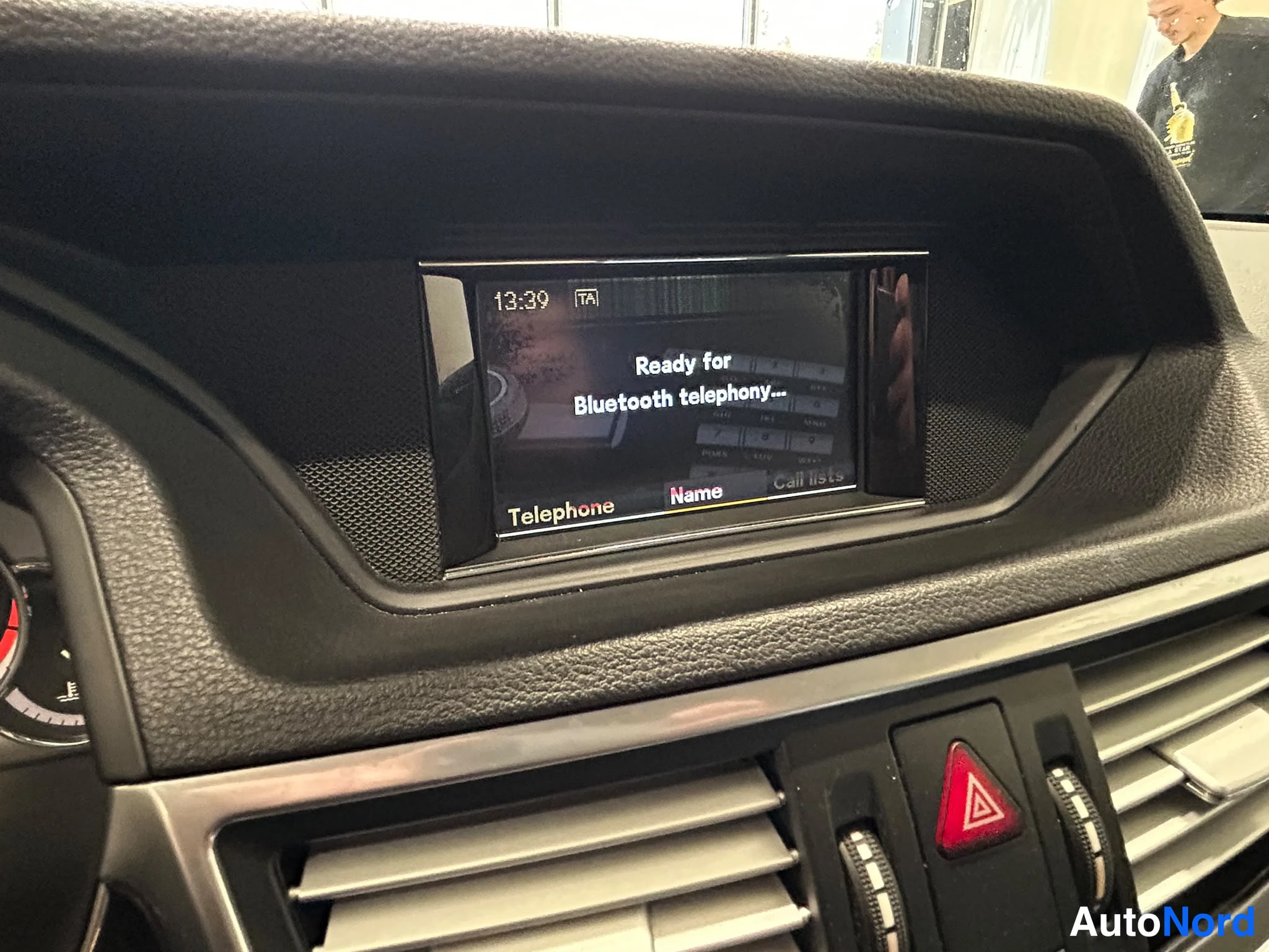 Punainen Mercedes-Benz E 250 2010, yksityiskohta, kuva 19