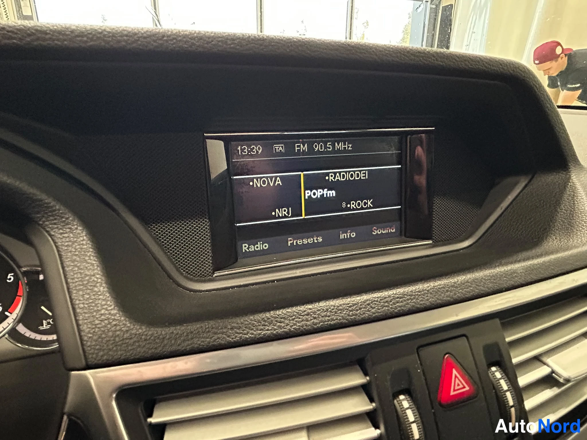 Punainen Mercedes-Benz E 250 2010, yksityiskohta, kuva 13