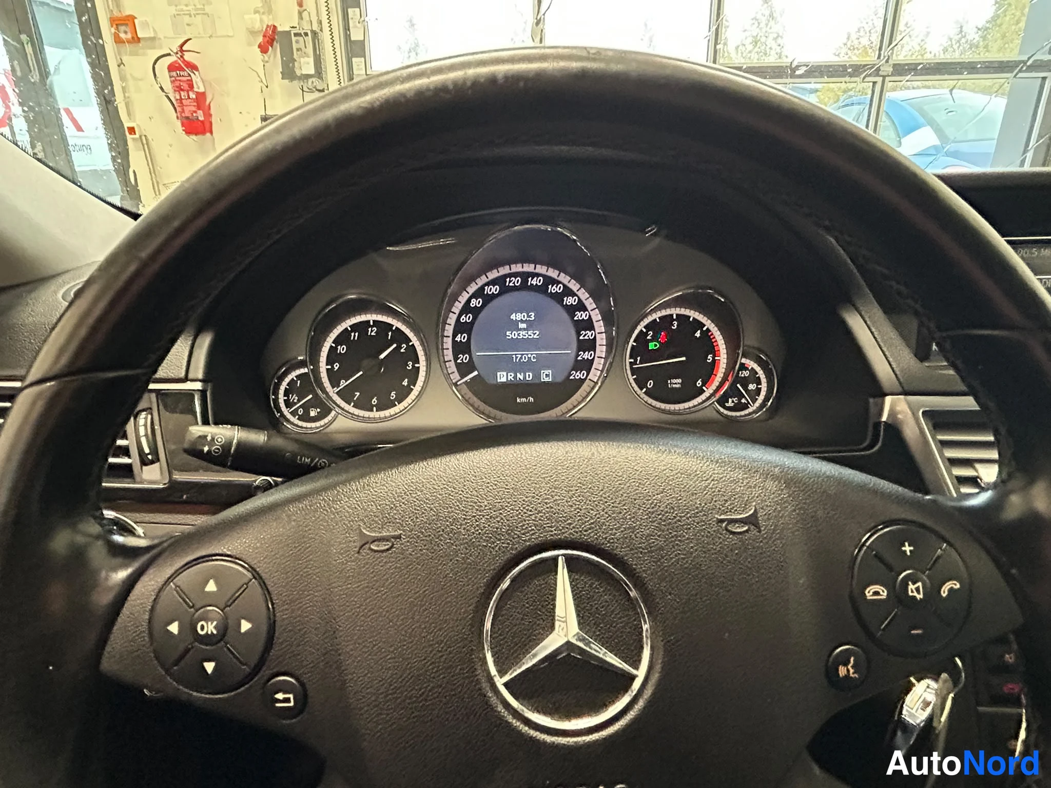 Punainen Mercedes-Benz E 250 2010, yksityiskohta, kuva 14
